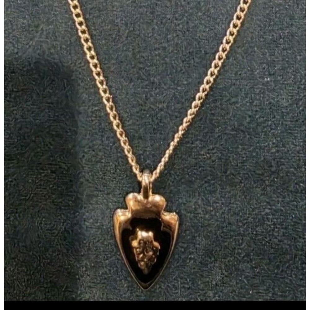 Vintage Signed ROYAL Silver Tone Arrowhead Pendant Necklace Black Inlay 1980s
